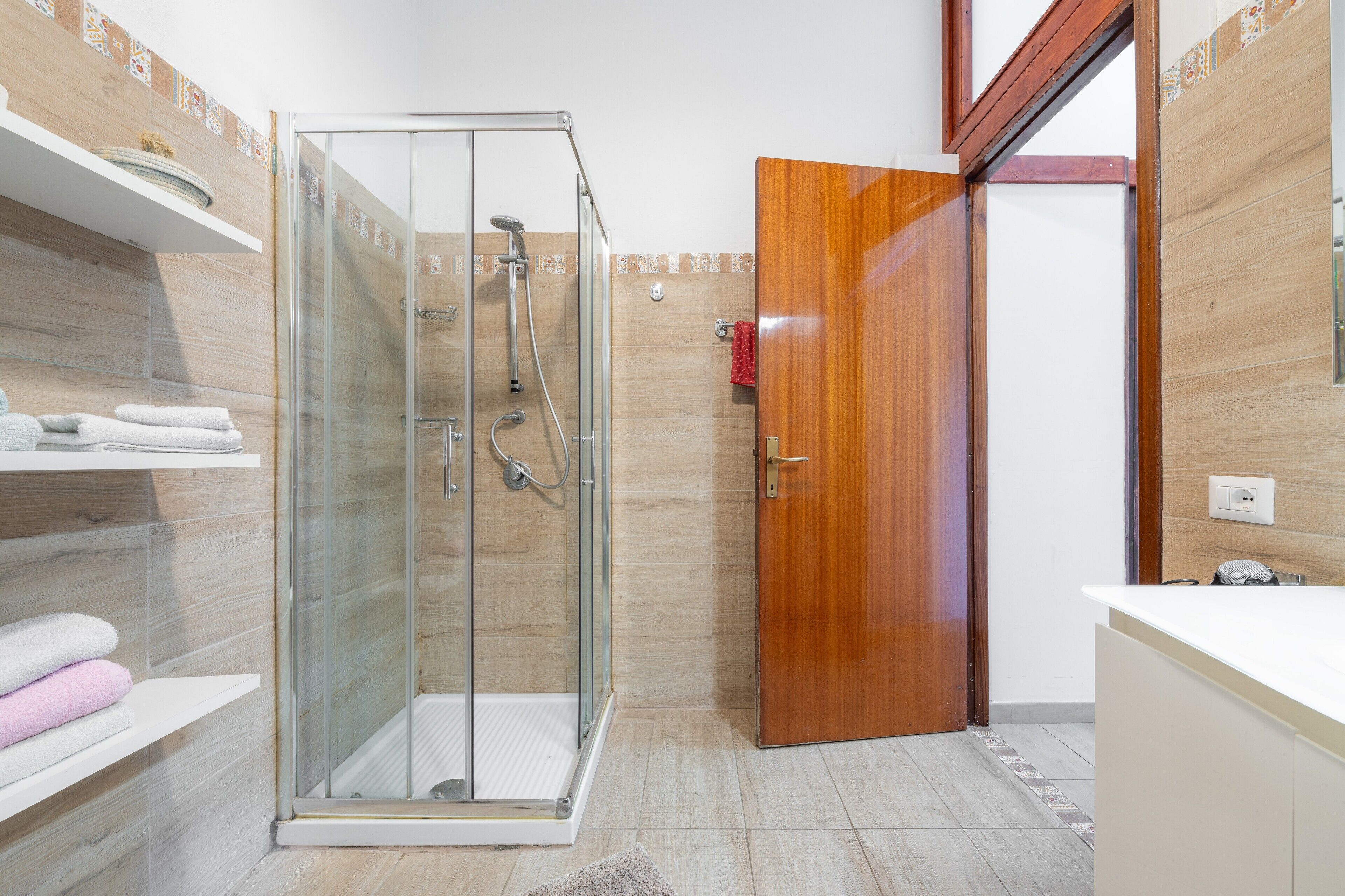 Shower, hair dryer, towels