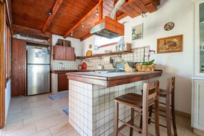 Fridge, microwave, oven, stovetop - Villa "Rita" with Private Terrace & Private Garden (Quartu S.Elena)