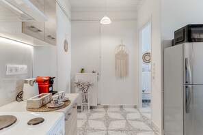 Køleskab, mikrobølgeovn, ovn, kogeplade