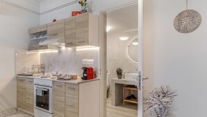 Eine moderne Küche mit integrierten Geräten, Holzschränken und einer kleinen Kücheninsel.