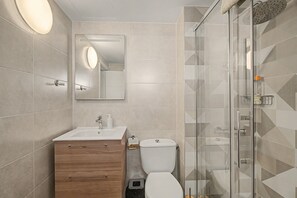 Douche, sèche-cheveux, serviettes fournies