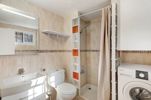 Een douche, een haardroger, handdoeken