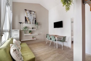 TV - Vacation Apartment 'Torviscas Endless Summer' with Sea View, Shared Pool and Wi-Fi (Costa Adeje)