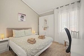 2 chambres, fer et planche à repasser, Wi-Fi gratuit, draps fournis