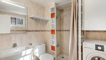 Een douche, een haardroger, handdoeken