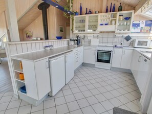 Køleskab, mikrobølgeovn, opvaskemaskine, køkkentøj/tallerkener/redskaber