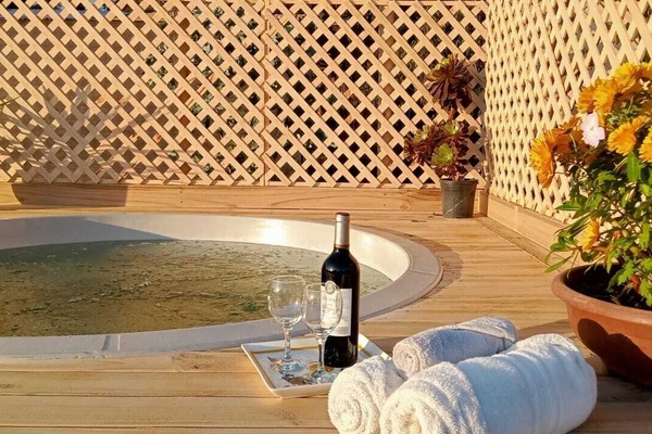 Outdoor spa tub