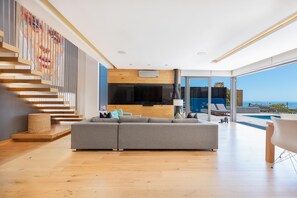 Villa | 5 bedrooms - Amara Villa - Designer Villa With Solar Power (Cape Town)