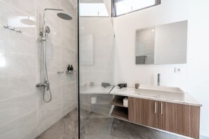 Deluxe Villa | Bathroom | Shower, hydromassage showerhead, hair dryer, towels