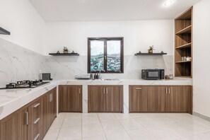 Vila luxo | Cozinha privada | Geladeira, micro-ondas, cooktop, cafeteira/chaleira