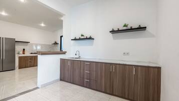 Villa Deluxe | Eget kök | Kylskåp, mikrovågsugn, spishäll och kaffe- och tebryggare