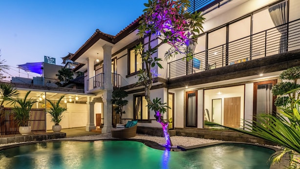 A multi-story house with a swimming pool, outdoor seating, and a well-lit balcony. - Villa Sky View - Seminyak (Seminyak)
