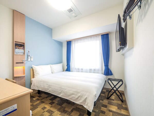 Desk, laptop workspace, iron/ironing board, free WiFi