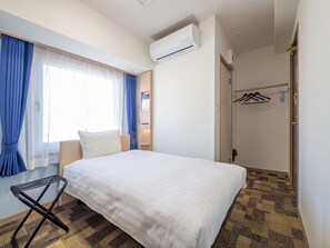 Desk, laptop workspace, iron/ironing board, free WiFi - Toyoko Inn Yokohama-Eki Nishi-Guchi (Yokohama)