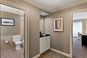 Een bad/douchecombinatie, een haardroger, handdoeken