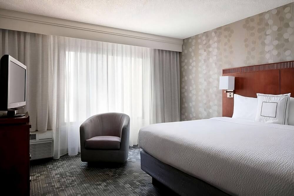 Pleasant Stay, Convenient Location! Outdoor Pool, Free Parking, Pets Allowed!