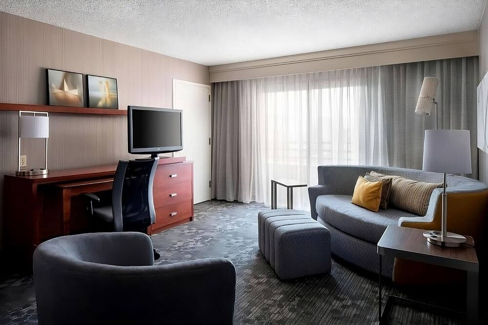 Enjoy a Hassle-Free Stay! Outdoor Pool, Free Parking, Near Redondo Beach