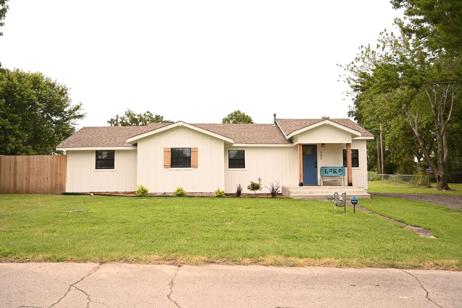 Cozy house in quiet area of Eufaula, 1 block to lakeshore, completely renovated!