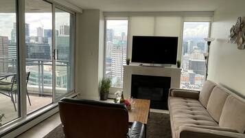 Smart TV, fireplace, ping pong, books