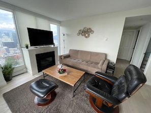 Smart-TV, Kamin, Tischtennisplatte, Bücher