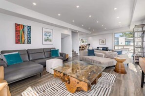 テレビ、暖炉、書庫、書斎 / ワークスペース