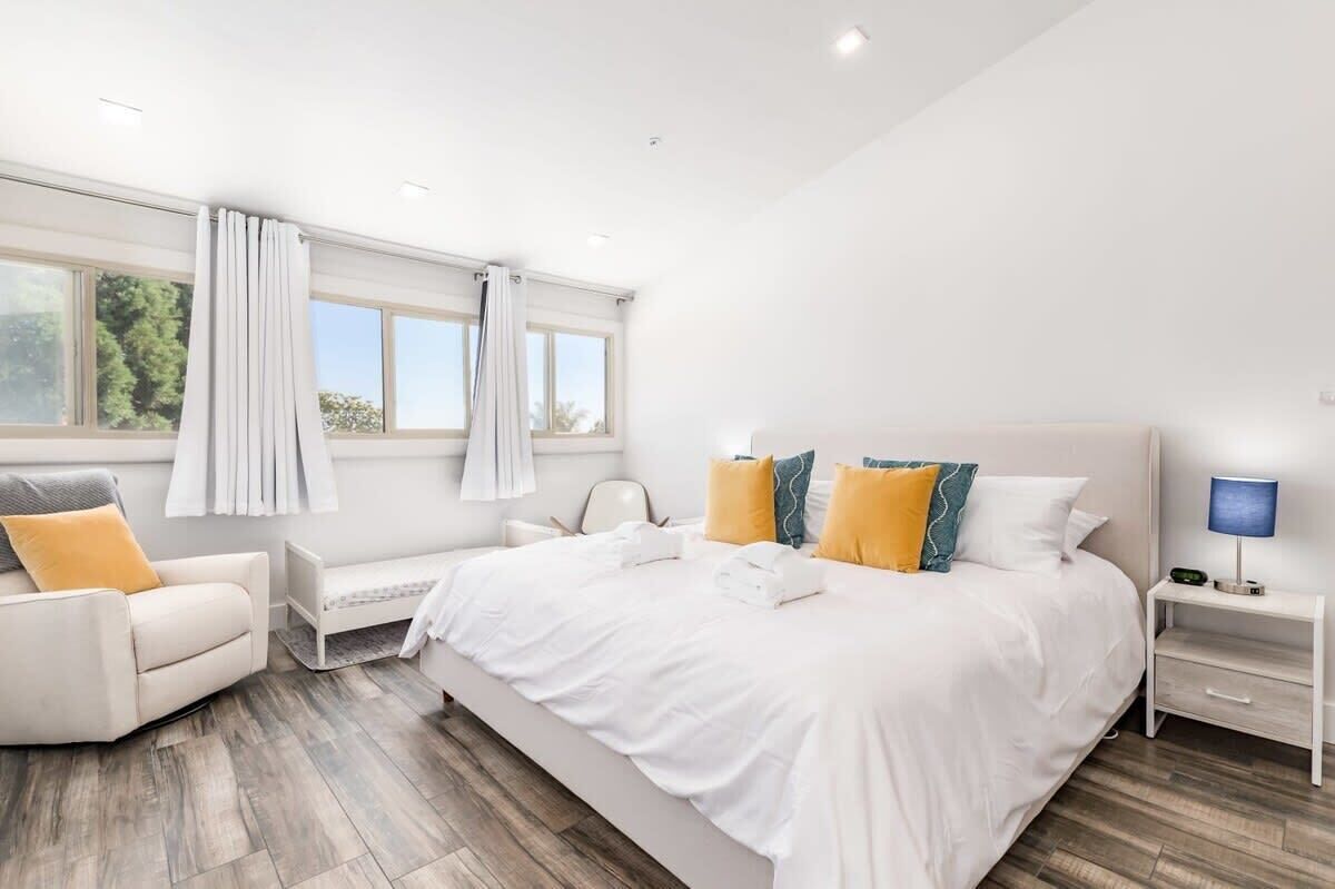 4 bedrooms, desk, WiFi, bed sheets