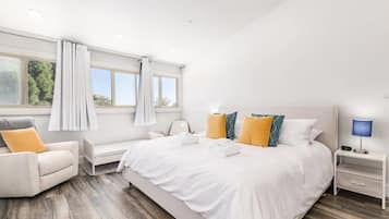 4 bedrooms, desk, WiFi, bed sheets
