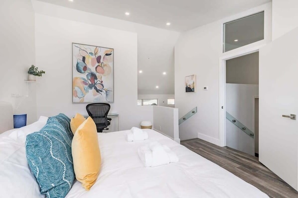 2 bedrooms, desk, travel cot, WiFi
