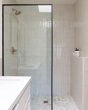 Dusche, Haartrockner, Handtücher, Seife