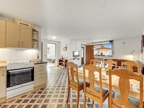 Fridge, microwave, dishwasher, cookware/dishes/utensils