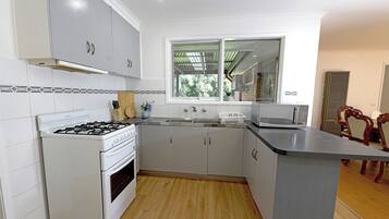 Nhà dành cho gia đình | Bếp riêng | Tủ lạnh, lò vi sóng, lò nướng, bếp nấu