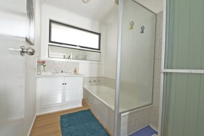 Family House | Bilik Mandi | Tab mandi dan pancuran berasingan, tuala disediakan 