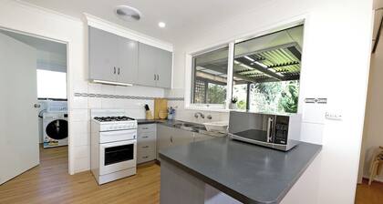 Melbourne 4BRM Staycation Parkside