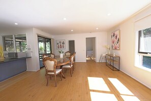 Casa familiare | Area soggiorno | TV 60 pollici con canali via cavo