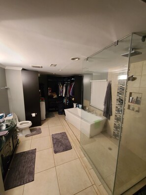 Hair dryer, towels, soap, shampoo - CLEAN/ NEAR Interstate get to Charlotte or Lake Norman within 15 mins.
(Huntersville)