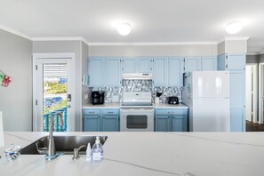 Refrigerador, microondas, parrilla de estufa y lavavajillas 