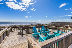 Terrace/patio - Gorgeous Ocean Front Home, Steps to the Water, Dog Friendly, Sleeps 10 (Oak Island)