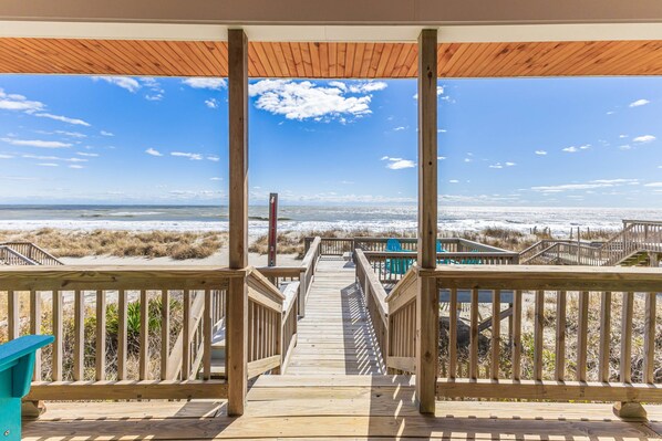 Property grounds - Gorgeous Ocean Front Home, Steps to the Water, Dog Friendly, Sleeps 10 (Oak Island)