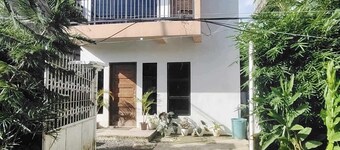 2mins from Roxas Airport,2mins ride to beach, 3mins to SM,10mins to Culasi Port
