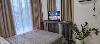 2mins from Roxas Airport,2mins ride to beach, 3mins to SM,10mins to Culasi Port