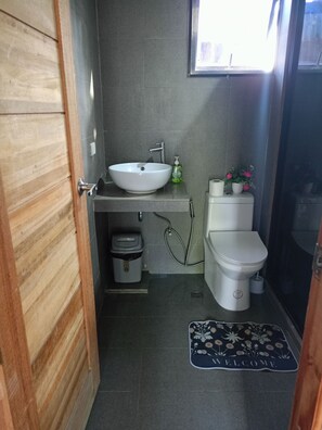 Dusche, Bidet, Handtücher, Seife