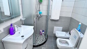 Appartement, 2 slaapkamers, balkon, uitzicht op de stad | Badkamer | Badjassen, toiletpapier