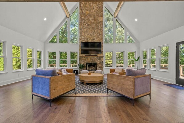 Smart-TV, Kamin, Stereoanlage