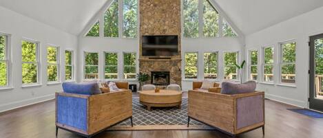 Smart TV, fireplace, stereo