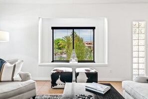 Una Smart TV, una chimenea