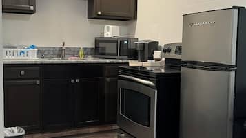 Suite estudio Deluxe | Cocina privada | Microondas y cafetera y tetera
