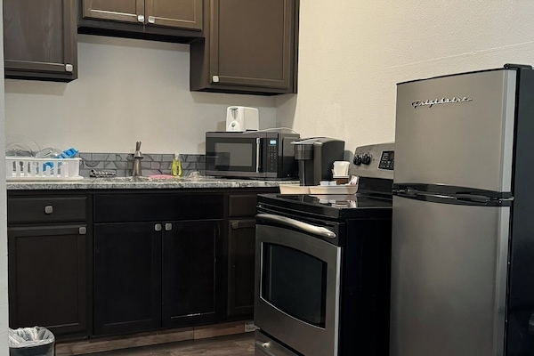 Deluxe Studio Suite | Private kitchen | Microwave, coffee/tea maker