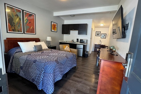 Standard Single Queen with Kitchen | Premium bedding, pillowtop beds, blackout drapes