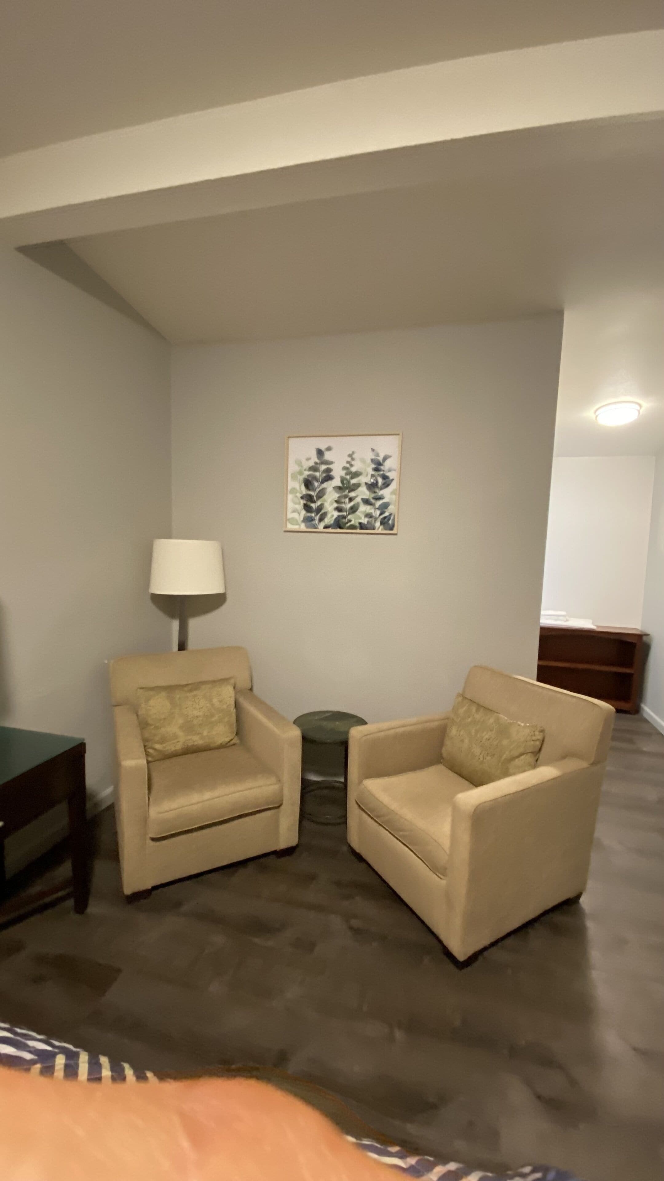 Chambre simple Standard | Aire de séjour | Téléviseur à écran plat de 50 po avec télévision par câble