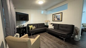 Deluxe Studio Suite | Premium bedding, pillowtop beds, individually decorated - Golden Kent Motel (Kent)